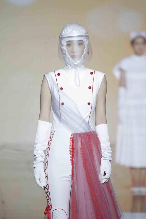 模特身穿由迪尚集团和北京服装学院联合研发的新型医护工装走上t台